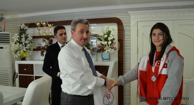 Engeli Başarısına Engel Olamadı