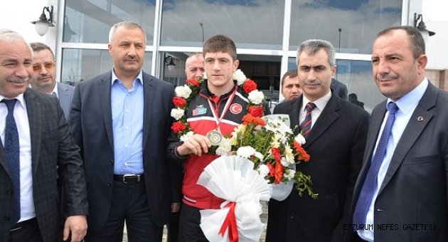 Erzurum Pehlivanını Coşku İle Karşıladı