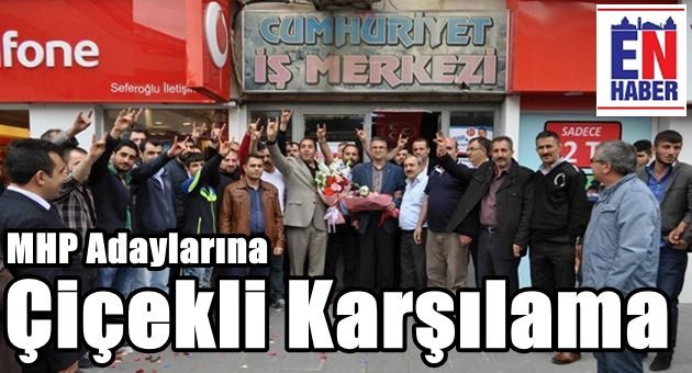 MHP Adayları Çiçeklerle Karşılandı