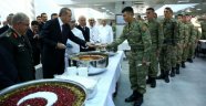 Başkomutan'dan Aşure İkramı