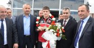 Erzurum Pehlivanını Coşku İle Karşıladı
